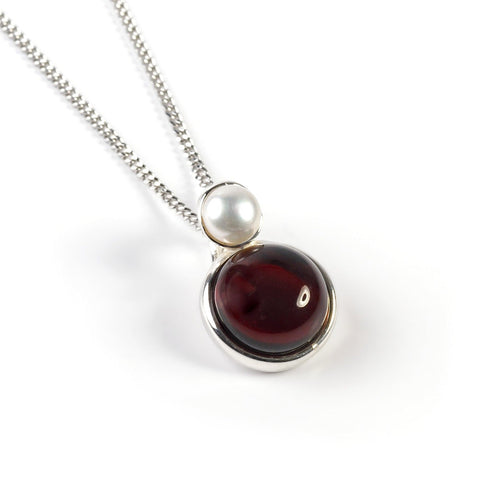 Round Pearl Necklace in Silver and Cherry Amber