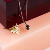 Elegant Necklace in Silver and Black Pearl