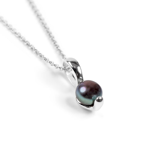 Elegant Necklace in Silver and Black Pearl