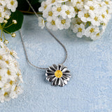 Daisy Necklace in Silver and Yellow Amber